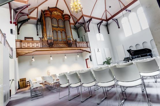 Edesche Concertzaal ingang toren met uitzicht op het orgel en de vleugel.