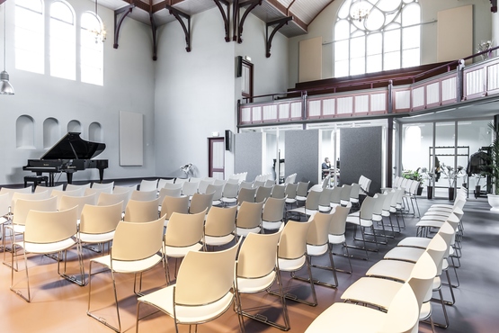 Edesche Concertzaal met zicht op de kantoorruimte en de vleugel